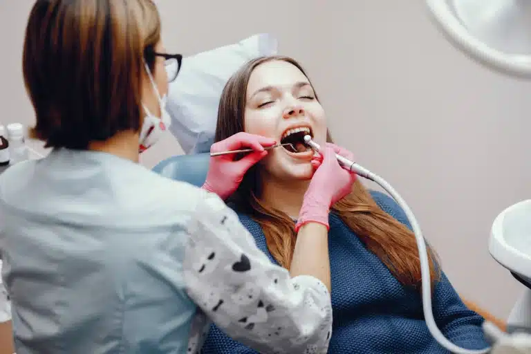 dentiste en train de travailler