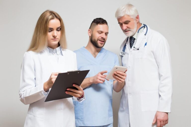 groupe de medecin smartphone