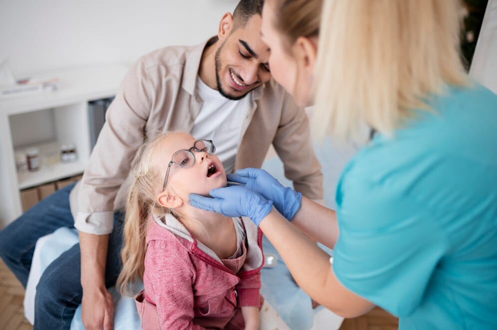 pediatre examine un enfant